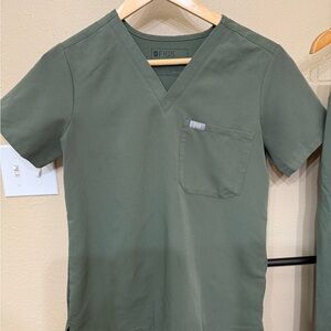 Figs Women’s Olive Jogger Scrub Set